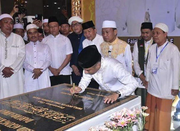 PERESMIAN: Wali Kota Palangka Raya Fairid Naparin saat menandatangani prasasti Masjid Agung Kubah Kecubung Darurrahman di Jalan RTA Milono, Jumat (15/9) malam. (ISTIMEWA/HUMAS PROTOKOL)