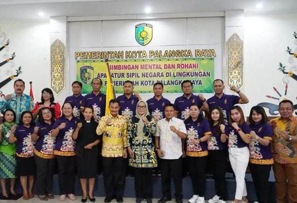 PEMBINAAN: Wali Kota Palangka Raya Fairid melalui Sekda Kota Palangka Raya Hera Nugrahayu saat menghadiri Bimbingan Mental dan Rohani Agama Kristen/Katolik bagi Aparatur Sipil Negara (ASN) di lingkungan Pemerintah Kota Palangka Raya, baru-baru ini. (ISTIM
