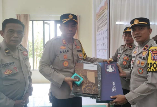 BANTUAN: Kapolres Gumas AKBP Asep Bangbang Saputra dan Wakapolres Kompol Tri Wibowo, menyerahkan laptop kepada para kapolsek, Selasa (19/9). (ISTIMEWA/RADAR SAMPIT)
