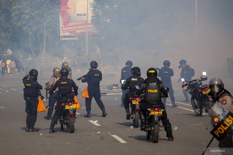 UNJUK RASA: Polisi menembakkan gas air mata saat membubarkan unjuk rasa warga Pulau Rempang di Kantor Badan Pengusahaan (BP) Batam, Batam, Kepulauan Riau, Senin (11/9/2023). Aksi yang menolak rencana pemerintah merelokasi mereka tersebut berakhir ricuh. (