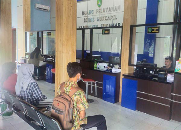 LENGANG: Suasana loket pelayanan di Kantor Disdukcapil Kabupaten Sukamara. (DOK.RADAR SAMPIT)