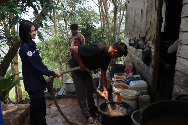 AIR BERSIH: Jajaran Humas Polres Gumas membagikan air bersih kepada warga di Jalan Kurun-Linau, Rabu (4/10). (HUMAS POLRES GUNUNG MAS FOR RADAR SAMPIT)