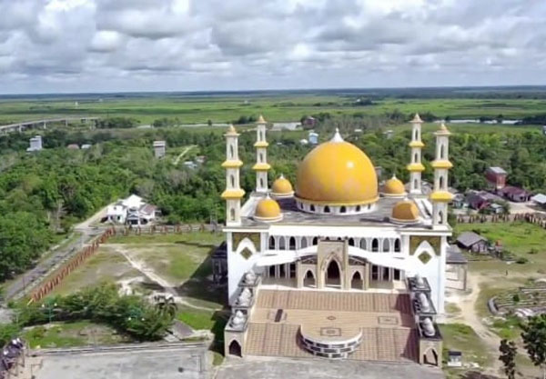 SARANA OLAHRAGA: Lingkungan Masjid Ad Durrun Nafis Sukamara tersedia berbagai sarana olahraga bagi warga.