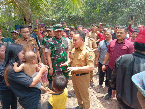 KUNJUNGAN: Gubernur Kalteng Sugianto Sabran saat kunjungan kerja ke lokasi konflik antara perusahaan dan masyarakat di Desa Bangkal, Kabupaten Seruyan, Senin (9/10). (IST/KOMINFO KALTENG)