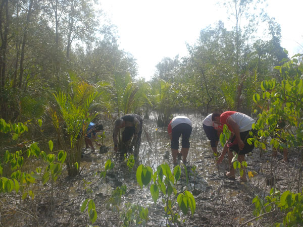 TANAM POHON: Polres bersama PWI Seruyan menanam ratusan bibit pohon mangrove di kawasan wisata Pantai Seribu Cemara Desa Sungai Bakau, Kabupaten Seruyan, Kamis (12/10). (M RIFANI DEWANTARA/RADAR SAMPIT)