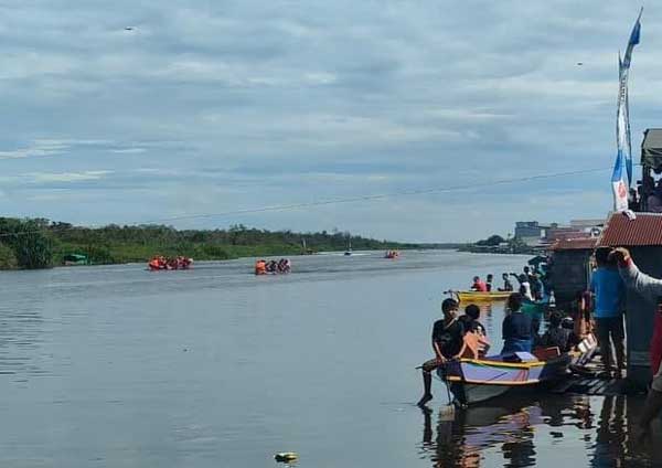 LOMBA: Warga antusias menyaksikan lomba dayung yang digelar di Sungai Jelai. 