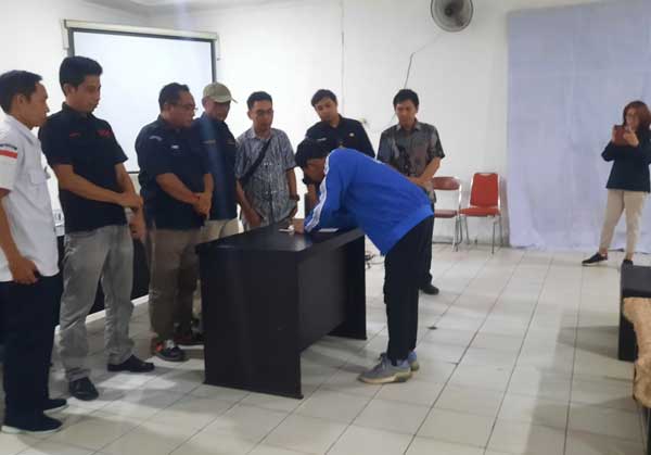 KOMITMEN: Pengurus parpol saat menandatangani kesepakatan bersama pemasangan APK pada pemilu tahun 2024, di aula kantor KPU setempat, Rabu (22/11) sore. (ARHAM SAID/RADAR SAMPIT)