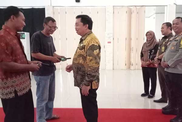 BANTUAN: Pj Bupati Sukamara Kaspinor menyerahkan secara simbolis bantuan alsintan kepada perwakilan kelompok petani. (istimewa)