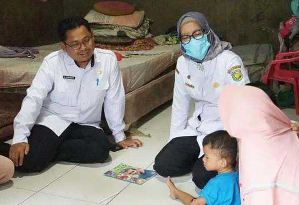 PERHATIAN: Pj Walikota Palangkaraya Hera Nugrahayu dan beberapa jajarannya, ketika mengunjungi salah satu warganya, belum lama tadi. (ISTIMEWA/HUMAS PROTOKOL)