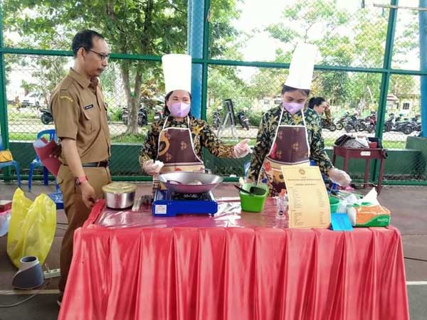 MASAK IKAN: Dinas Perikanan Seruyan mengadakan lomba memasak berbahan serba ikan. (M RIFANI DEWANTARA/RADAR SAMPIT)