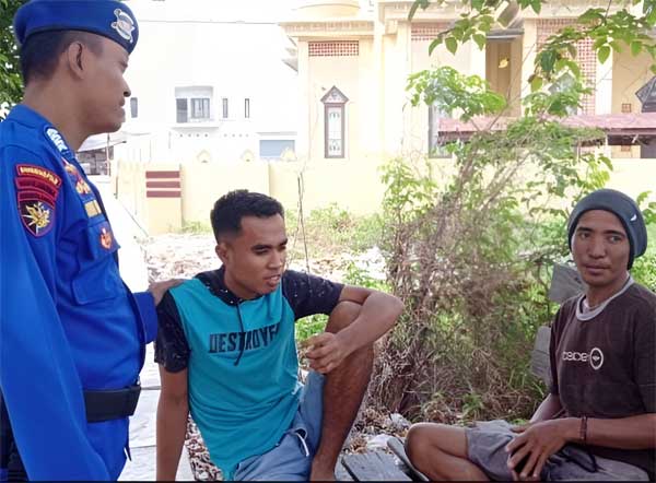 RAWAN BANJIR: Anggota Polres Seruyan patroli ke Dermaga Kelurahan Kuala Pembuang I , Kecamatan Seruyan Hilir.