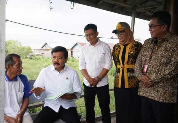 LEGALITAS: Menteri Agraria dan Tata Ruang (ATR)/Kepala Badan Pertanahan Nasional (BPN) Hadi Tjahjanto didampingi Pj Walikota Palangkaraya Hera Nugrahayu, saat menyerahkan sebanyak 10 sertifikat tanah kepada warga di Kelurahan Bukit Tunggal Kecamatan Jekan
