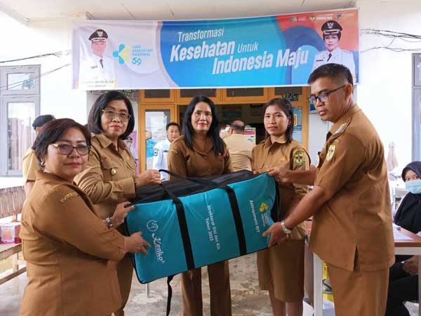 BANTUAN: Suasana penyerahan bantuan alat antropometri kepada sejumlah puskesmas, belum lama ini. (DISKOMINFO SANTIK FOR RADAR SAMPIT)