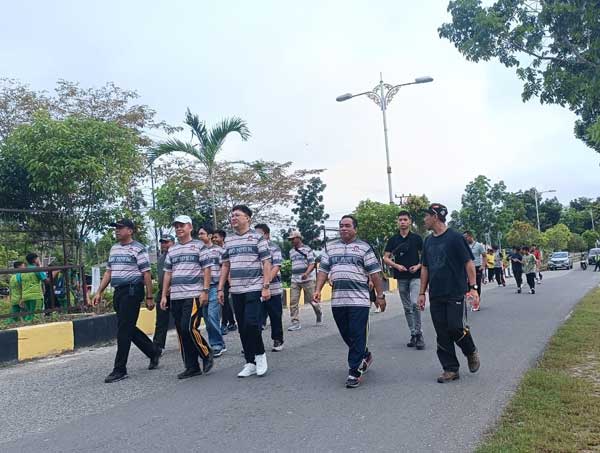 JALAN SEHAT: Suasana jalan sehat pemilu damai tahun 2024, yang diikuti oleh ratusan warga Kota Kuala Kurun, Sabtu (16/12). (KPU GUNUNG MAS FOR RADAR SAMPIT)