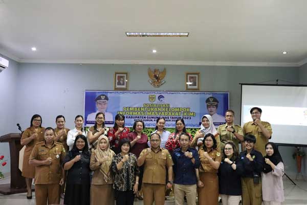 SINERGI: Kepala Diskominfo Santik Kabupaten Gumas Ruby Haris didampingi Kabid PIP Emi Juniati, dan narasumber,  bersama dengan peserta sosialisasi pembentukan KIM, Senin (4/12). (DISKOMINFO SANTIK FOR RADAR SAMPIT)