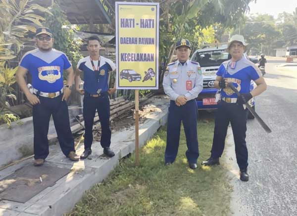 TITIK RAWAN: Beberapa petugas Dishub Sukamara, usai memasang spanduk peringatan rawan lakalantas. (antara)