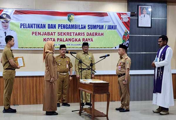RESMI: Prosesi pelantikan dan pengambilan sumpah/janji Pj Sekda Kota Palangkaraya oleh Pj Walikota Palangkaraya, kemarin. (ISTIMEWA/RADAR SAMPIT)