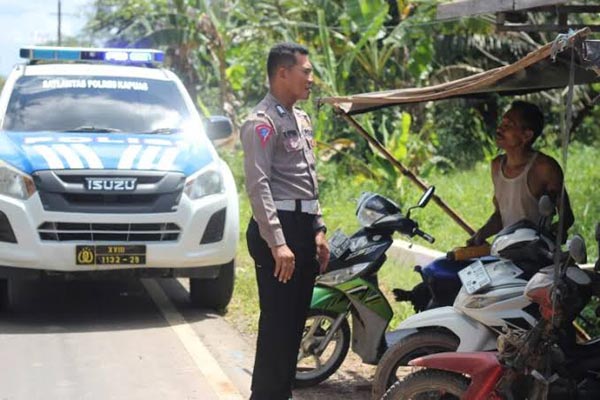 IMBAUAN: Anggota Satlantas Kapuas ketika memberikan imbauan kepada pengendara. (istimewa)
