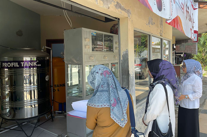 CEK DEPO AIR: Bidang Perindustrian Diskoperindag saat melakukan pengecekan di salah satu depo air yang ada di Tanjung Redeb belum lama ini.