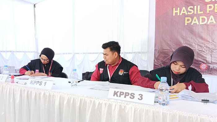 SIMULASI PEMILU: Tampak anggota KPPS melakukan simulasi Pemilu yang dilaksanakan oleh KPU Berau beberapa waktu lalu.