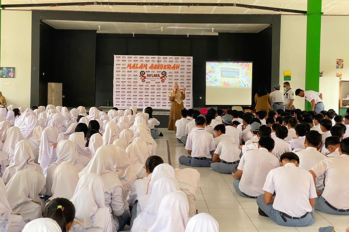 KESEHATAN MENTAL: Petugas Dinkes Berau sedang melakukan skrining kesehatan mental kepada para pelajar tahun lalu.