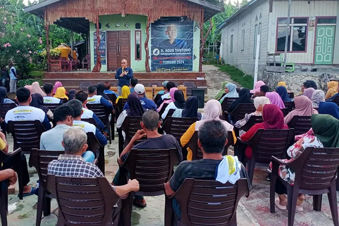 DISKUSI DENGAN MASYARAKAT: Caleg DPR RI, Dapil Kalimantan Timur dari Partai NasDem Nomor Urut 4, Agus Tantomo, saat berjumpa dengan masyarakat menyampaikan program unggulan.