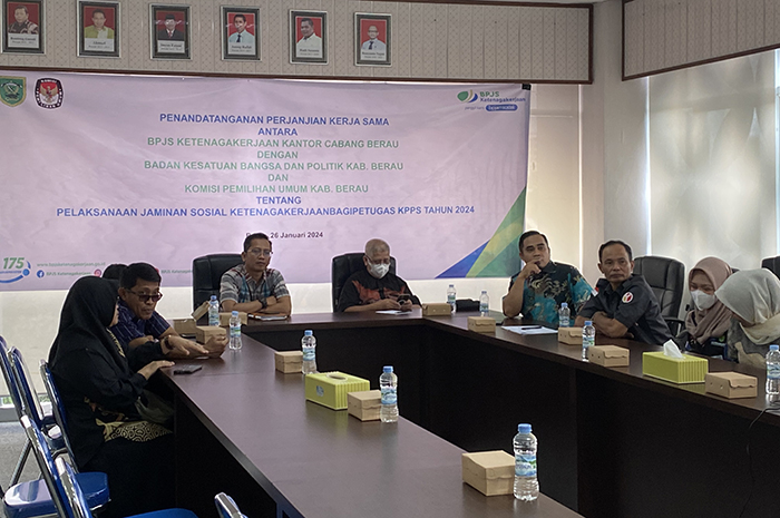 KERJA SAMA: BPJS Ketenagakerjaan Berau membahas perjanjian kerja sama tentang perlindungan petugas KPPS bersama KPU dan Badan Kesbangpol Berau di kantor BPJS Ketenagakerjaan Berau, Jumat (26/1).