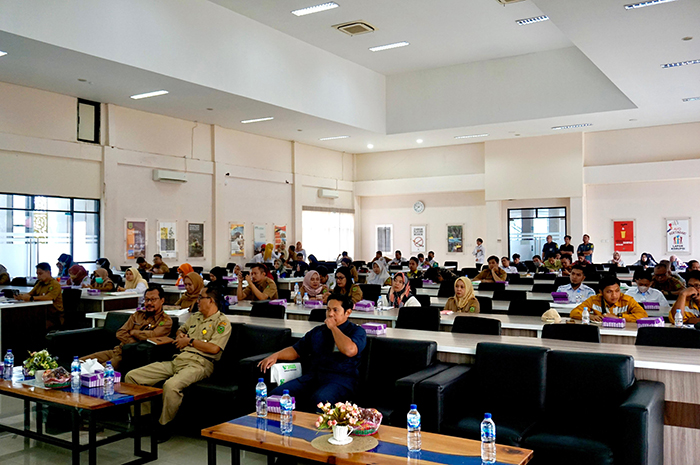 MENDENGARKAN: FGD penyusunan publikasi Kabupaten Berau dalam angka dan pembinaan statistik sektoral di RPJPD Bapelitbang, Selasa (6/2).