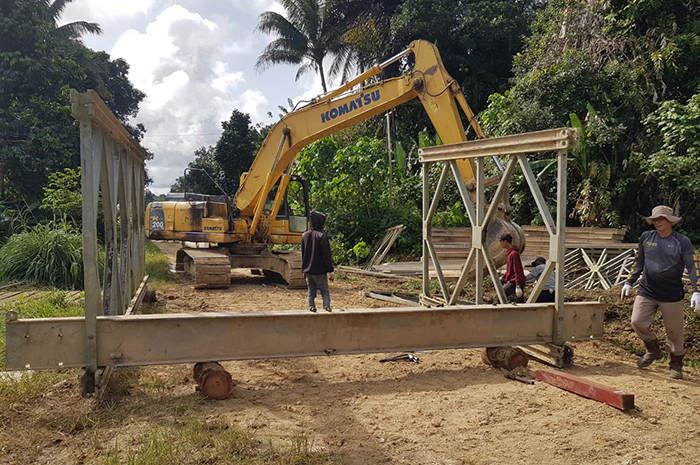 SEMENTARA: Usai mendapat laporan, DPUPR menurunkan TRC untuk mengatasi jembatan yang patah karena banjir, yakni dengan memasang penopang berupa jembatan bailey.