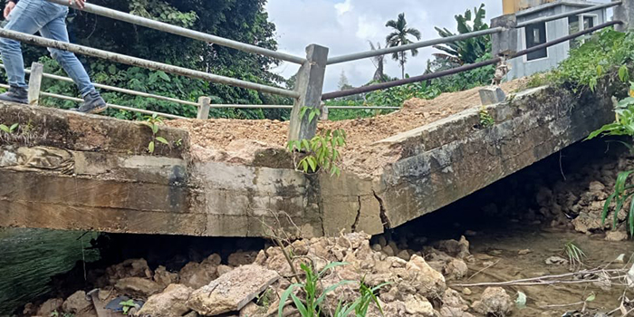 RUSAK: Salah satu jembatan di Kampung Tunggal Bumi, Talisayan, patah di bagian tengah sehingga akses melalui jembatan tersebut terganggu.