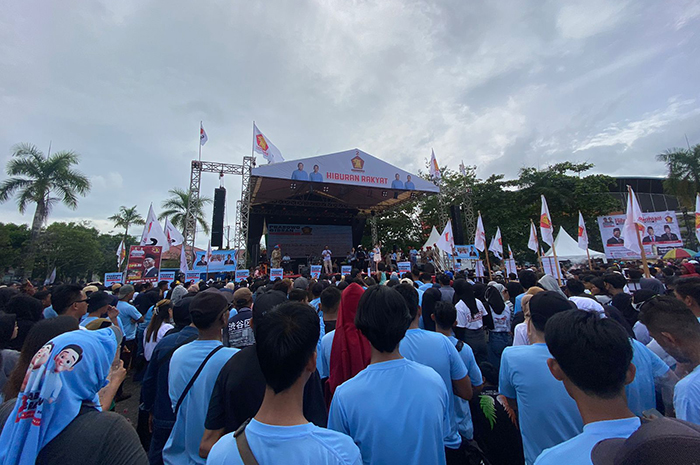 DIPENUHI MASYARAKAT: Panggung hiburan rakyat pada HUT ke-16 Partai Gerindra di Berau dipadati masyarakat, berbagai hiburan ditampilkan pada pelaksanaan hiburan tersebut.
