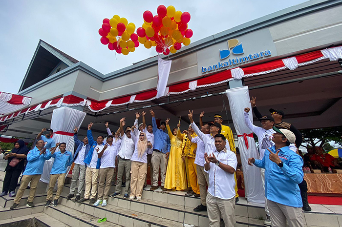 SEMAKIN JAYA: Momen melepas balon bersama yang dilakukan Ketua DPD Gerindra Berau, Pembina DPD Gerindra Berau, Sultan Sambaliung, dan Sultan Gunung Tabur sebagai bentuk syukur atas HUT ke-16 Gerindra.