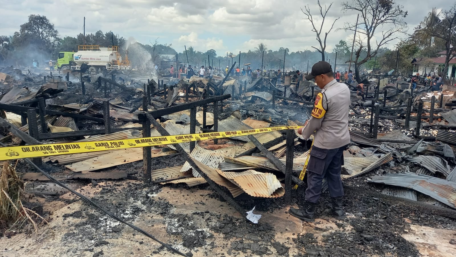 OLAH TKP: Personel Polsek Sambaliung saat melakukan oleh Tempat Kejadian Perkara (TKP) kebakaran di Pagat Bukur, kemarin.