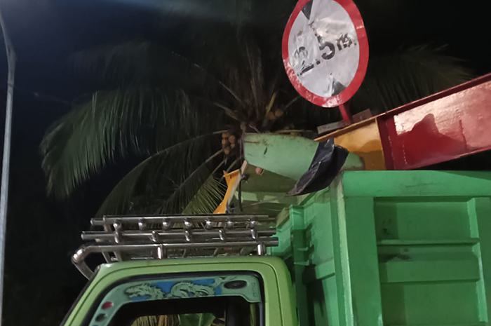 MAKANAN TRUK: Portal jembatan Bujangga kembali ditabrak oleh satu unit truk pada Kamis (22/2) malam lalu.
