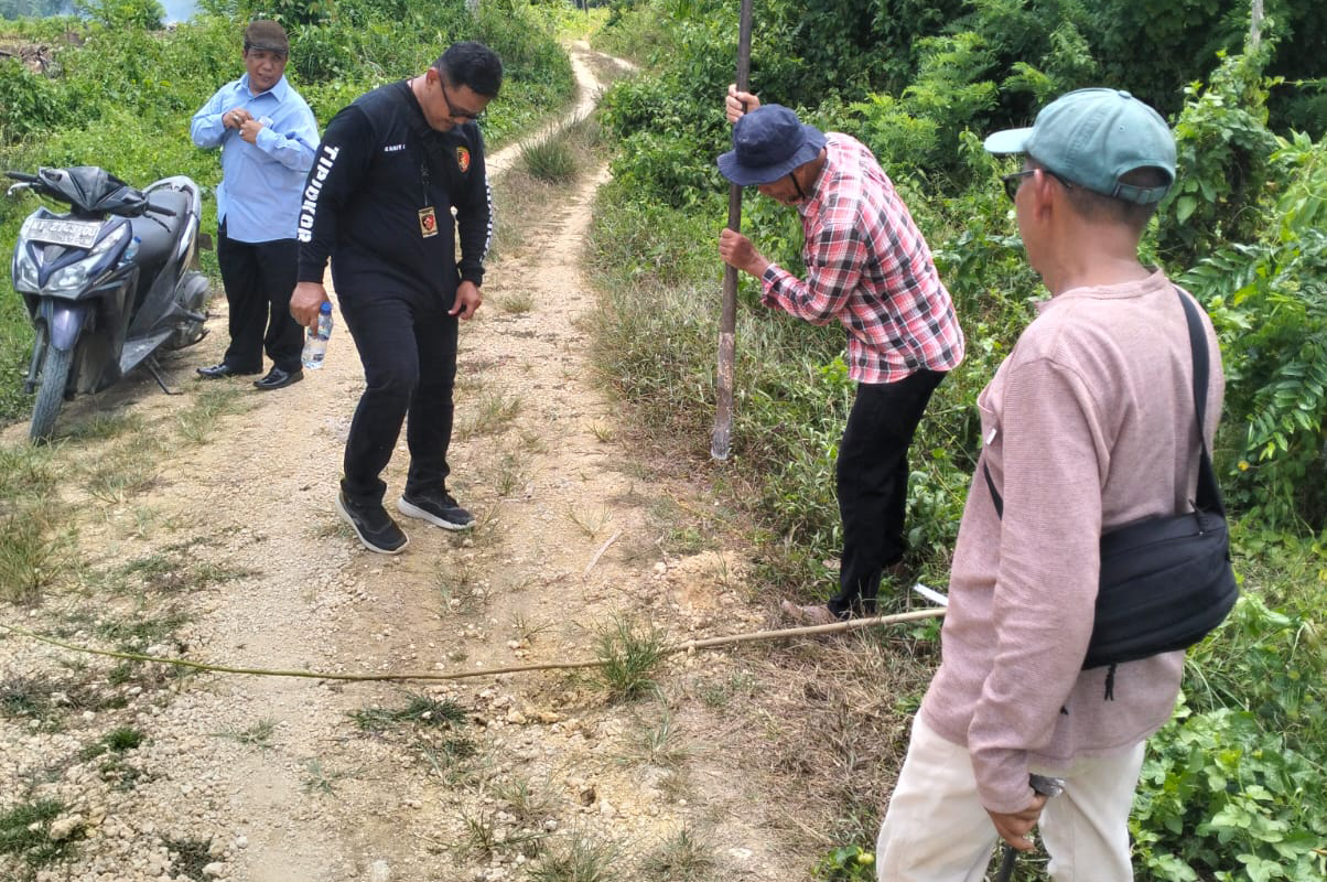 KUMPULKAN BUKTI: Tim melakukan pemeriksaan lokasi proyek yang dananya dipangkas oleh KM.
