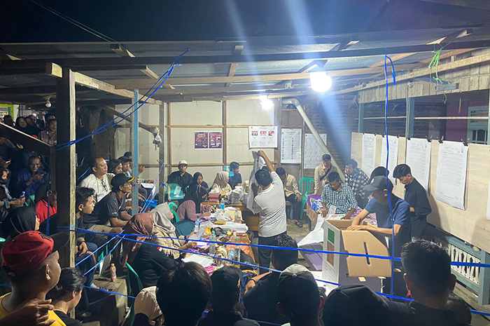 BERLANGSUNG TERTIB: Proses penghitungan suara di TPS 24 Tanjung Redeb berjalan lancar dan antusias diikuti oleh masyarakat sekitar.