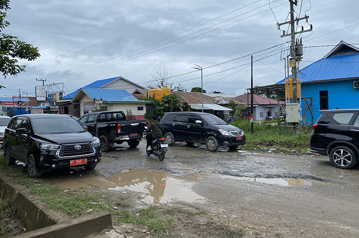 PERBAIKAN JALAN: Kondisi jalan rusak yang berada di depan rumah dinas camat Segah tahun ini akan mendapat penanganan dari DPUPR Berau.