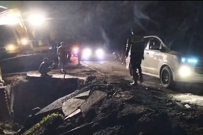DIPERBAIKI: Perwakilan BJN di Berau, melakukan perbaikan pada ruas jalan Kilometer (KM) 38 yang terdampak longsor hingga menghambat arus lalu lintas di jalan penghubung antara Berau dan Bulungan.