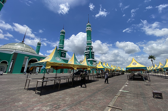 TENDA: Puluhan tenda berjejer di halaman Masjid Agung Baitul Hikmah untuk persiapan pasar Ramadan.