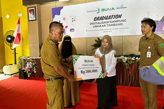 PESERTA TERBAIK: Camat Gunung Tabur, Lutfi Hidayat, menyerahkan hadiah secara simbolis kepada peserta terbaik.