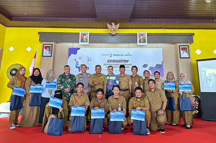 FOTO BERSAMA: Unsur Muspika Kecamatan Gunung Tabur, bersama peserta dan manajemen BUMA, berfoto bersama usai pelatihan digitalisasi.