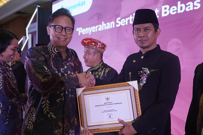PENGHARGAAN: Pemkab Berau menerima penghargaan berupa sertifikat bebas Frambusia dari Kemenkes.