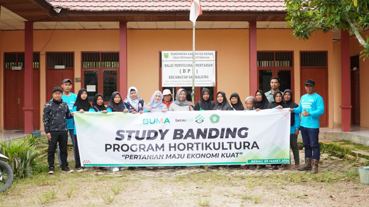Manajemen BUMA Binsua bersama dengan kelompok tani dan mahasiswa Stiper berfoto bersama, usai kegiatan pendampingan studi banding program holtikultura di Kampung Inaran.