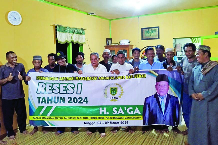 RESES: Saga menggelar reses di Kampung Kasai, beberapa waktu lalu. Dalam reses tersebut, ia berjanji akan komitmen mengawal sektor perkebunan.