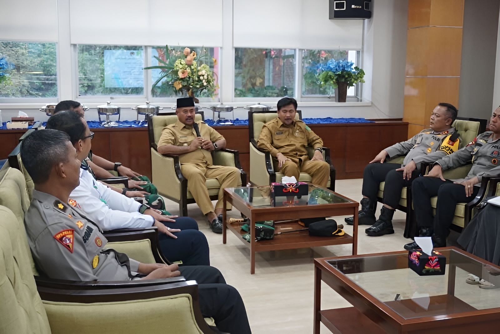 Bupati Kukar, Edi Damansyah didampingi Sekkab Kukar, Sunggono saat menyambut kedatangan TNI&ndash;Polri guna membahas pengamanan Pilkada 2024 mendatang.