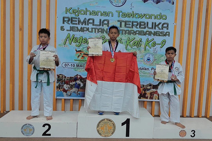 DULANG PRESTASI: Wira Sakti Pratama saat berada di podium juara I dan mengibarkan bendera Merah Putih.