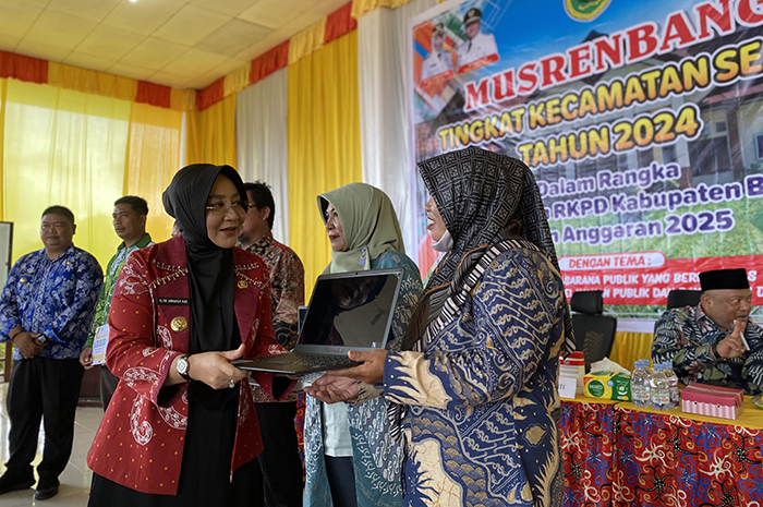 DISALURKAN: Bupati Berau Sri Juniarsih saat menyerahkan bantuan laptop kepada perwakilan guru di Kecamatan Segah beberapa waktu lalu.