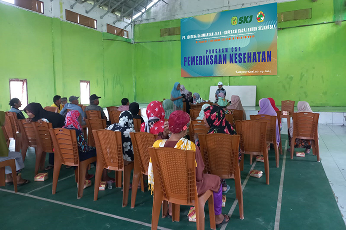 PEMERIKSAAN: Warga Kampung Kasai mendapatkan pemeriksaan kesehatan gratis dari program CSR PT SKJ.