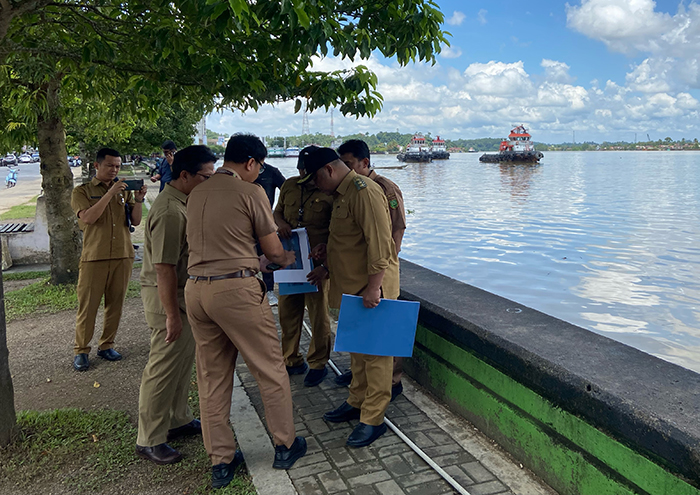 TINJAU LOKASI: Wakil  Bupati Berau, Gamalis bersama Organisasi Perangkat Daerah  (OPD) terkait melakukan peninjauan di Jalan Pulau Derawan kemarin.