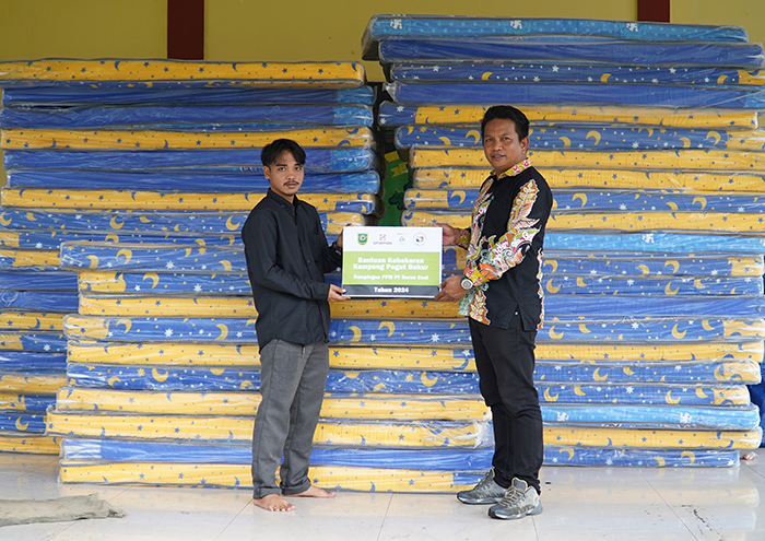 DISERAHKAN: Coordinator Community Development Officer Area BMO 1 dan BMO 2 PT Berau Coal, Sumarlin (kanan) menyerahkan bantuan berupa kebutuhan masyrakat yang menjadi kebakaran di